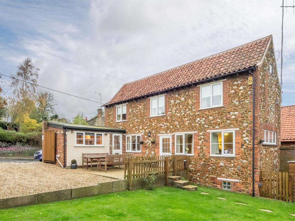 an exterior view of a brick house with a yard at 3 bed property in Sedgeford KT092 in Sedgeford