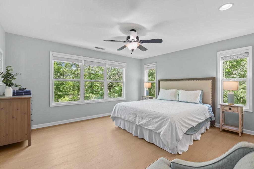 WestminsterにあるNew The Breeze at Lake Hartwell house w Dockの白いベッドルーム(ベッド1台、窓2つ付)