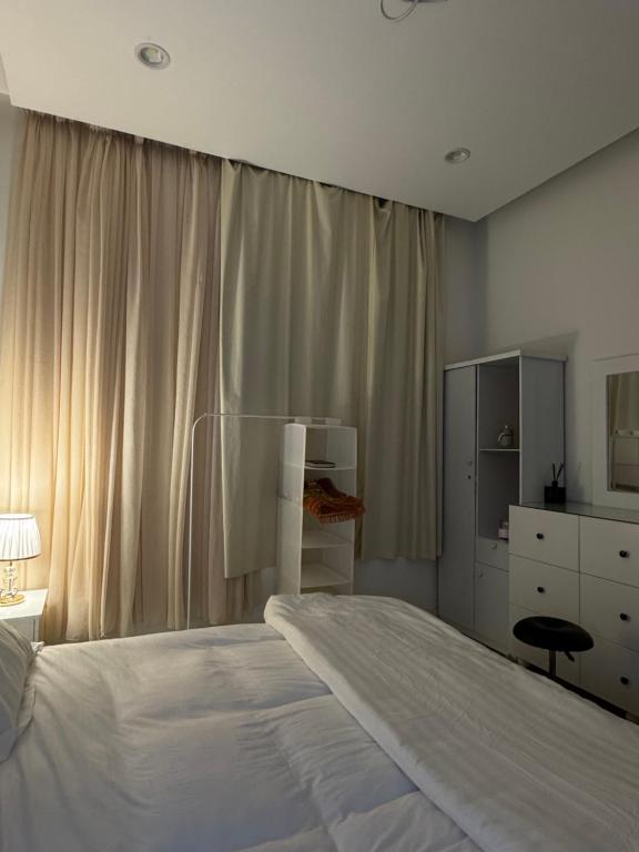 Ένα ή περισσότερα κρεβάτια σε δωμάτιο στο شقه غرفه وصاله وإطلاله وطاولة طعام هاديه وآنيقه