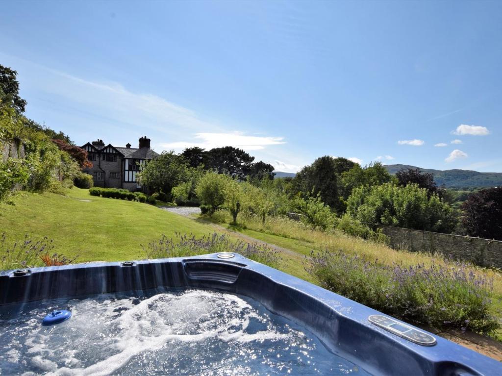 Nespecifikovaný výhled na hory nebo výhled na hory při pohledu z prázdninového domu