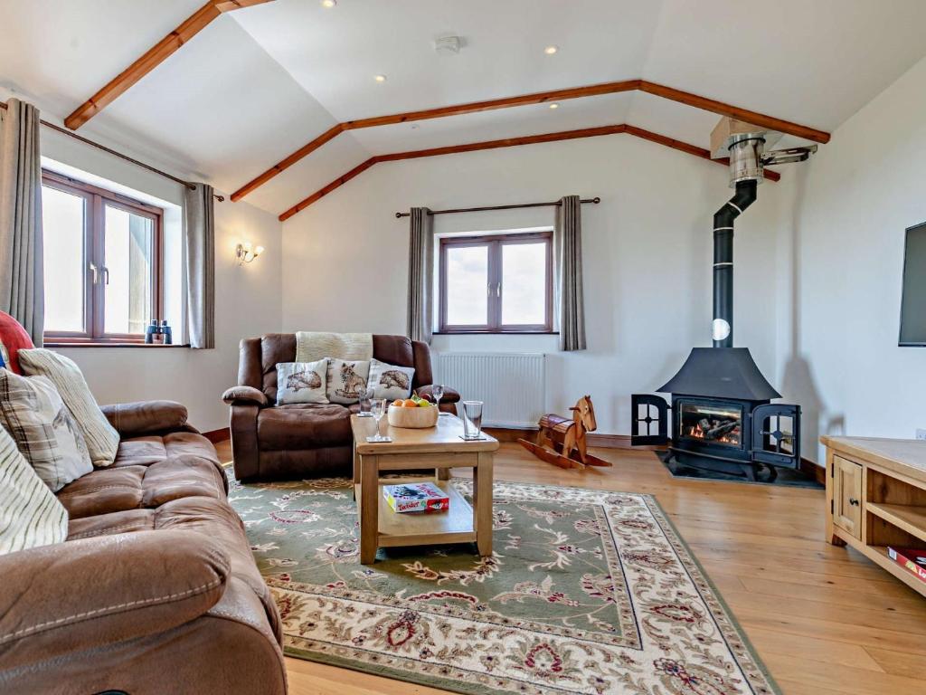 Saint Buryanにある2 Bed in Sennen 41427のソファと暖炉のあるリビングルーム