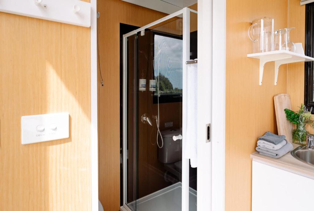 Forest Farm Tiny House by Tiny Away - Resim 15