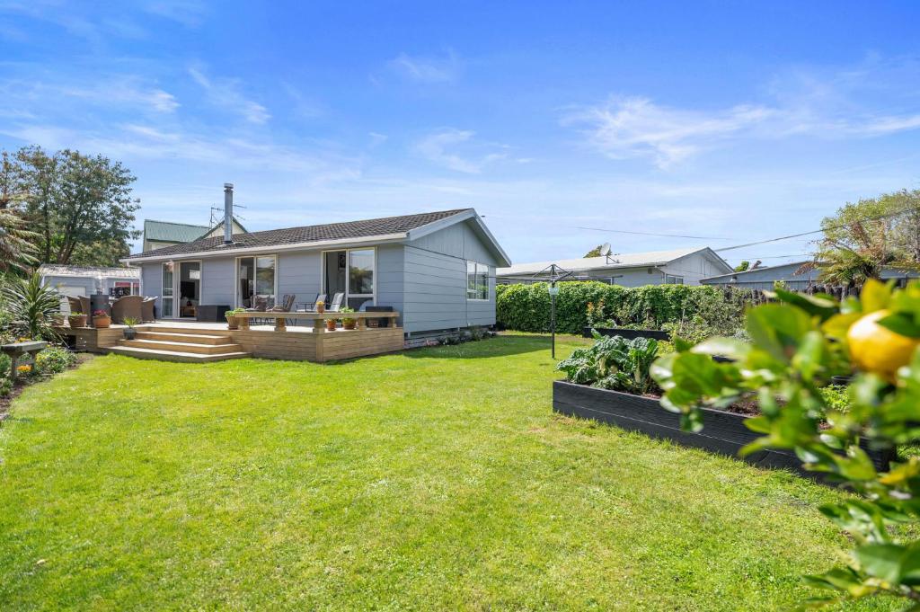 a home with a yard with a house at Hannahs Bay Haven - Rotorua Holiday Home in Rotokawa