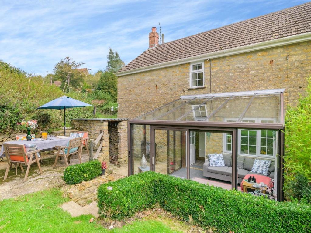 eine Erweiterung zu einem Haus mit Wintergarten in der Unterkunft 2 Bed in Bridport 93342 in Powerstock