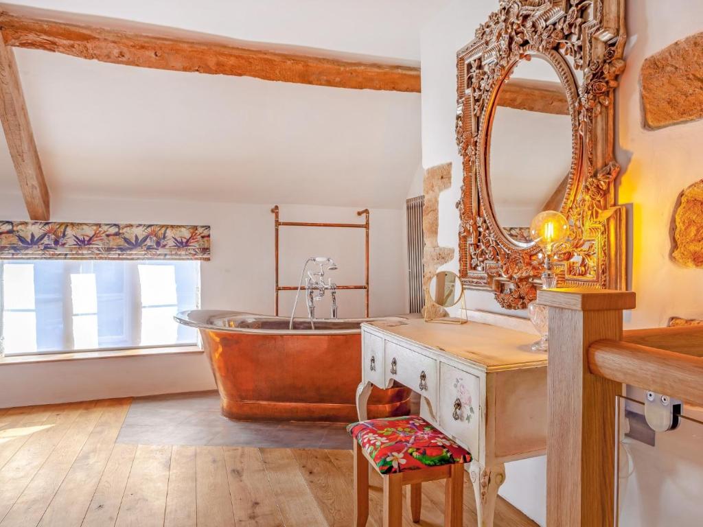 a bathroom with a tub and a mirror at 1 Bed in Montacute 93149 in Montacute