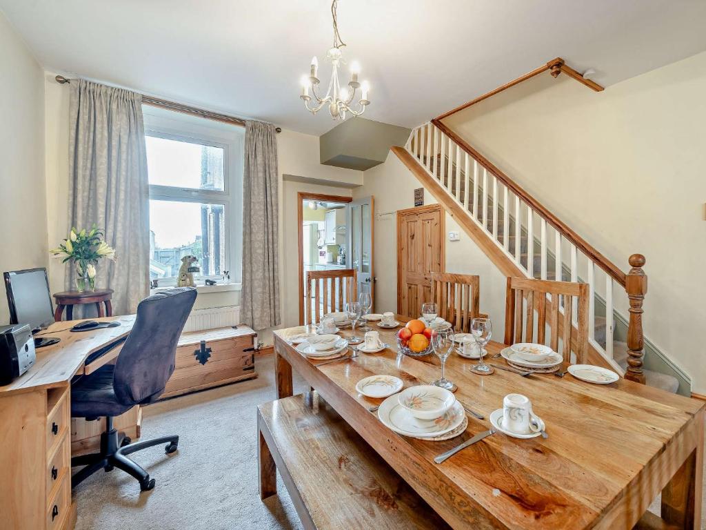 ミロムにある2 Bed in Millom 93608のダイニングルーム(木製テーブル、デスク付)