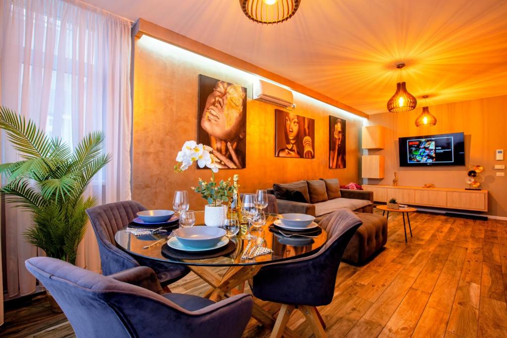 ティミショアラにあるMara Luxury Golden Art, Apartment PLUS Free Parkingのテーブルとソファのあるリビングルーム