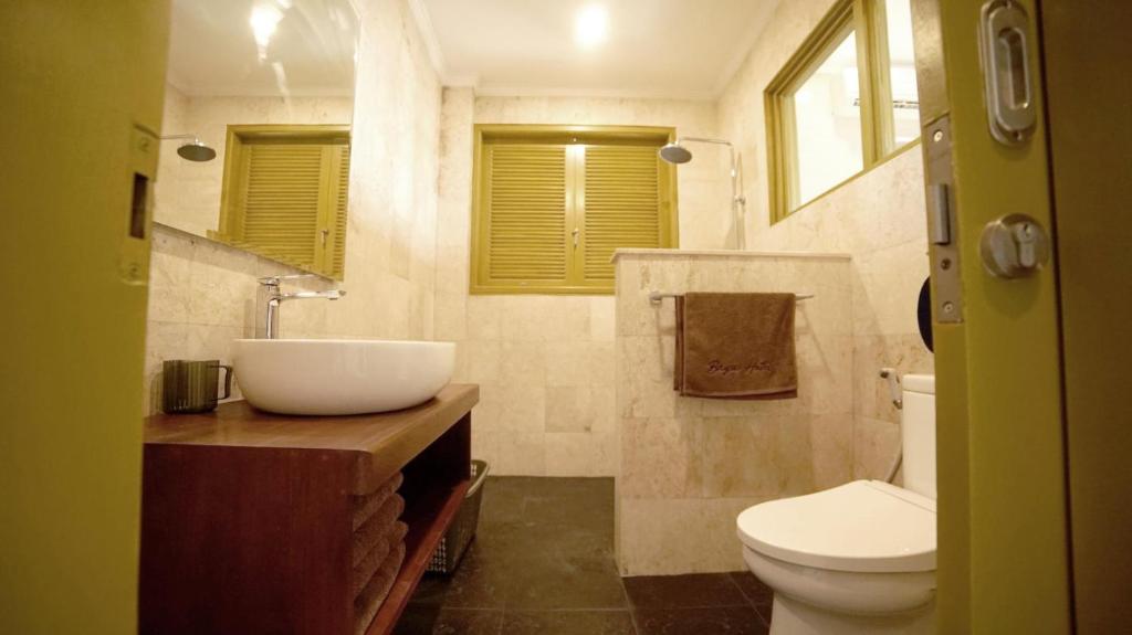 un baño con lavabo e inodoro en Bayu Hotel Lipah Beach, en Karangasem