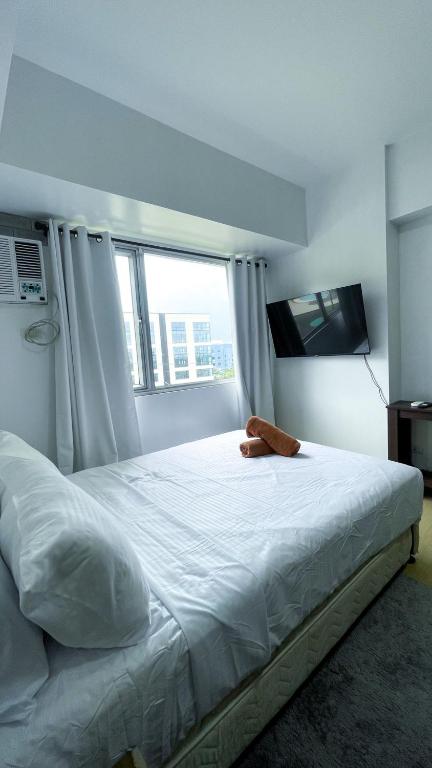 a bedroom with a large white bed with a window at Warm Urban Studio with modern design in Molo