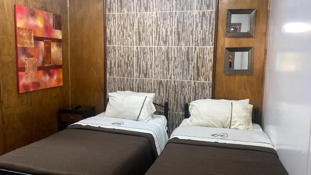 duas camas lado a lado em um quarto em Hotel de la Costa em Talcahuano