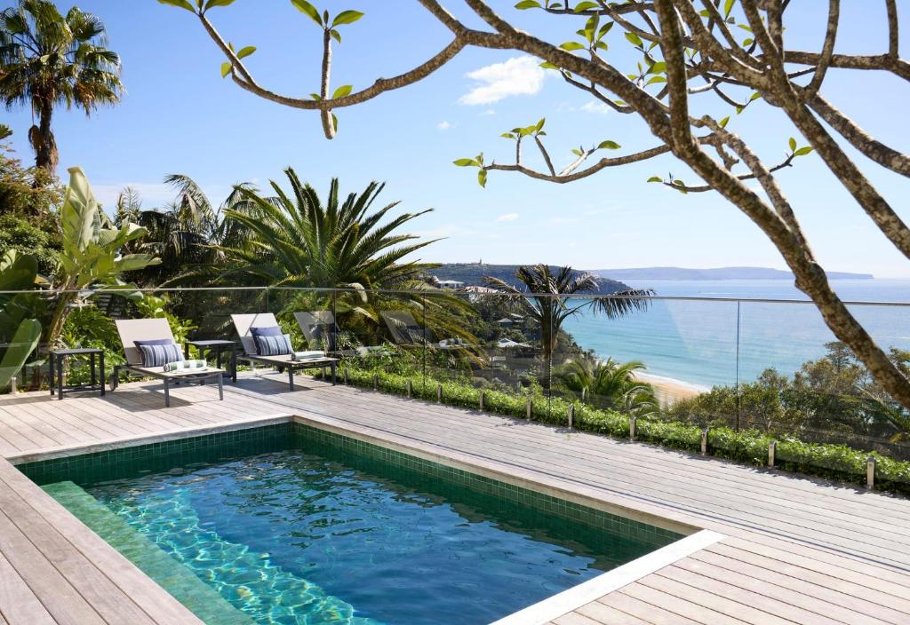 einen Pool mit einer Terrasse und Meerblick in der Unterkunft Salt in Palm Beach