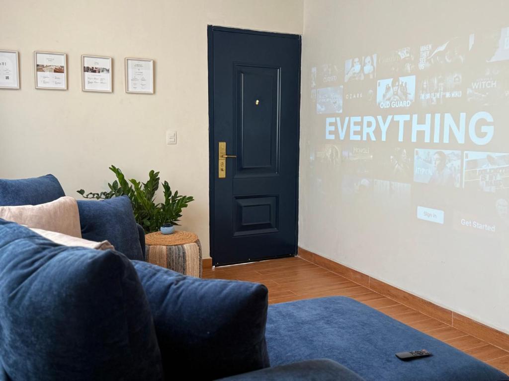 a living room with a blue couch and a black door at Casa Blu - Vacation home in Chitre in Chitré