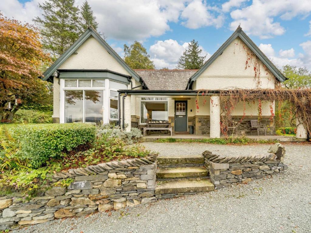 una casa con una pared de piedra de retención delante de ella en 4 Bed in Near and Far Sawrey LLH42, en Near Sawrey
