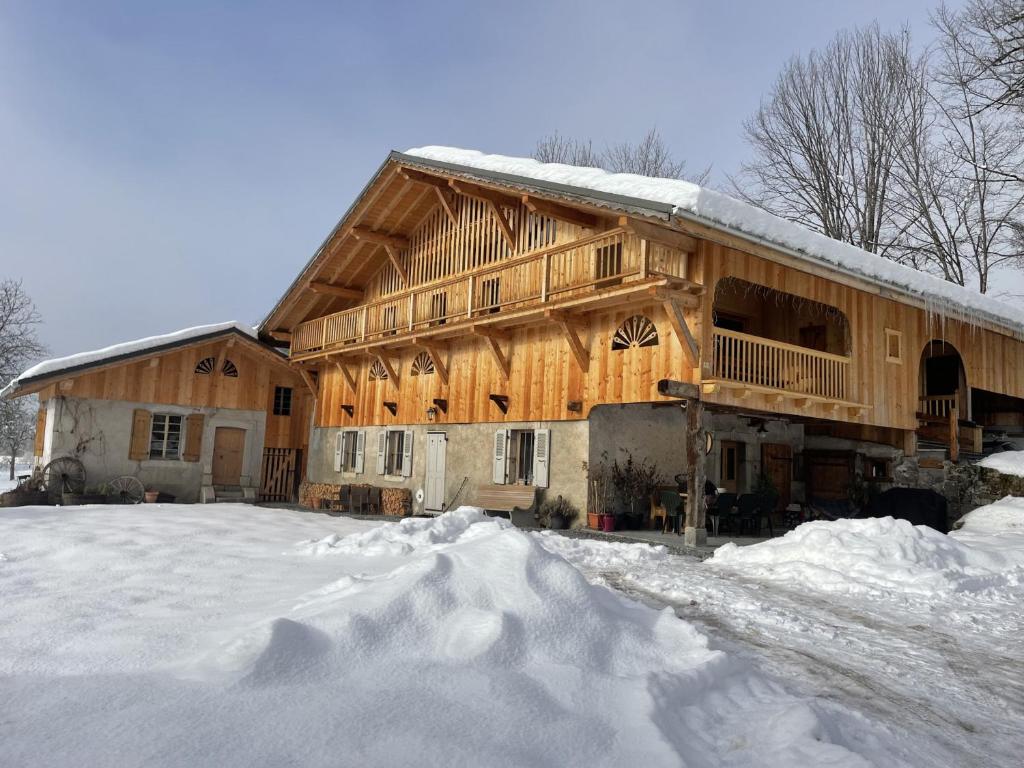 Une grande grange en bois avec de la neige au sol dans l'établissement Chalet spacieux à Samoëns, 6 chambres, idéal pour 14 personnes avec Wifi - FR-1-846-1, à Samoëns