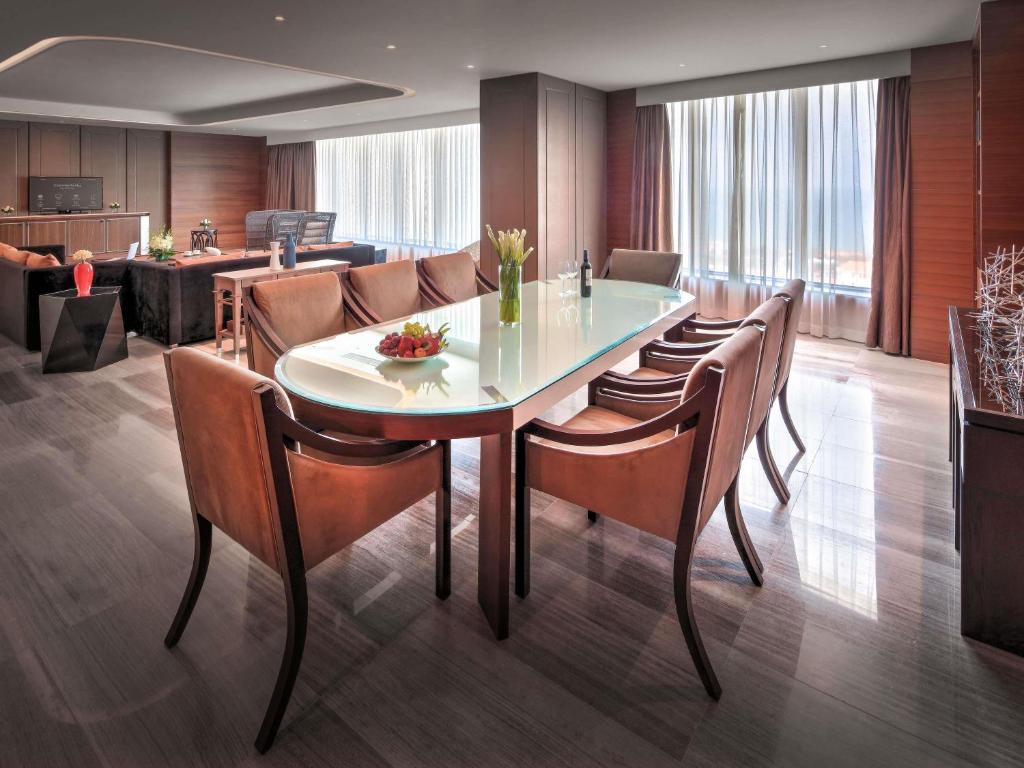Suite 2 Phòng Ngủ Hạng Tổng Thống Có Bể Jacuzzi Và Quyền Sử Dụng Lounge