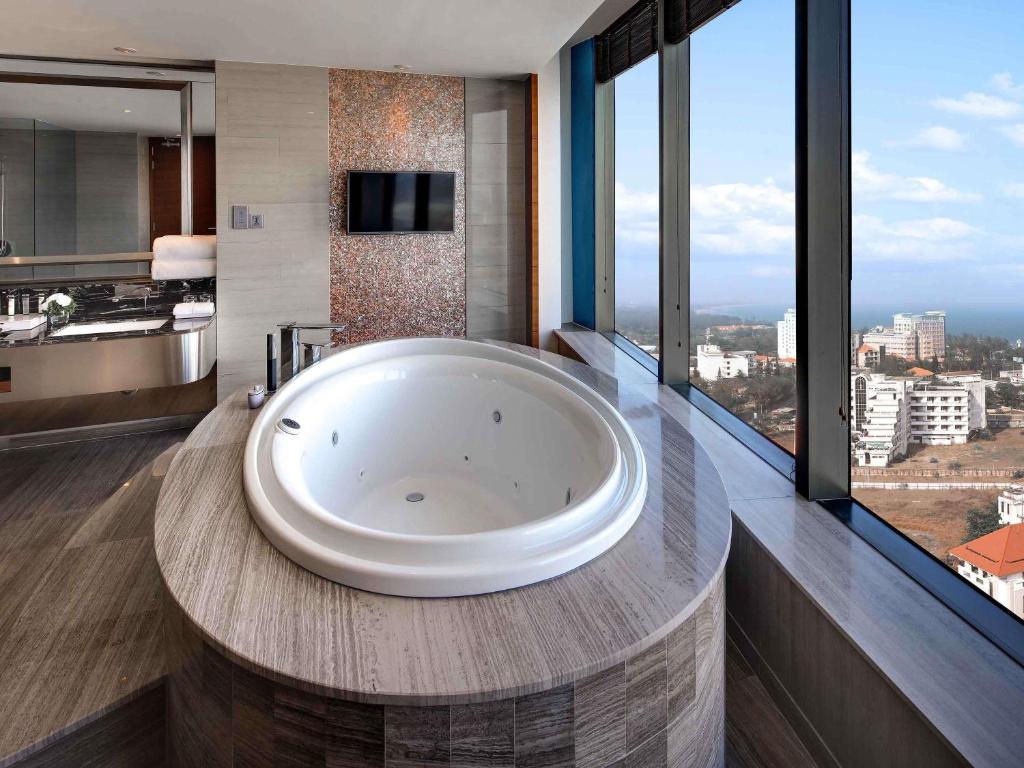 Suite 2 Phòng Ngủ Hạng Tổng Thống Có Bể Jacuzzi Và Quyền Sử Dụng Lounge