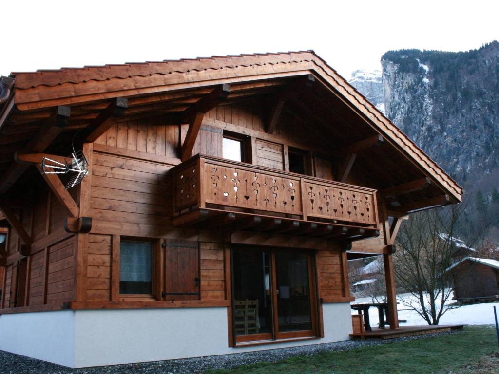 Cette cabane en rondins dispose d'un balcon. dans l'établissement Chalet pour 8 avec Wifi à Samoëns - FR-1-846-36, à Samoëns