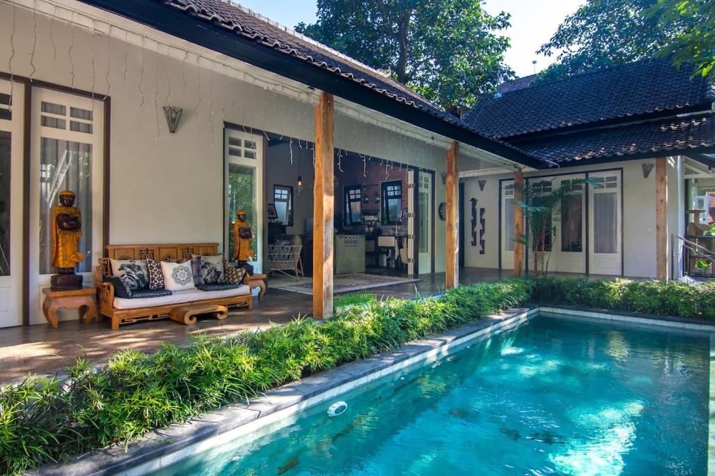 une piscine devant une maison dans l'établissement Stylish Family Loft Home in Central Ubud, à Ubud