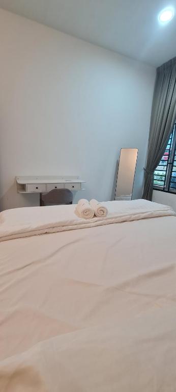 Schlafzimmer mit einem Bett und einem Schreibtisch in der Unterkunft RuzZana Signature Stay Semi-D Corner Lot-BBQ,Wifi,6-8pack in Kota Tinggi