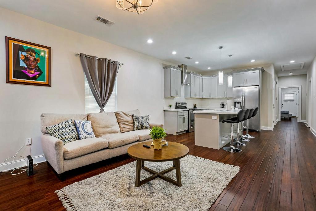 Η κουζίνα ή μικρή κουζίνα στο Luxury 2-Bedroom Oasis with Open Living Space & Designer Touches