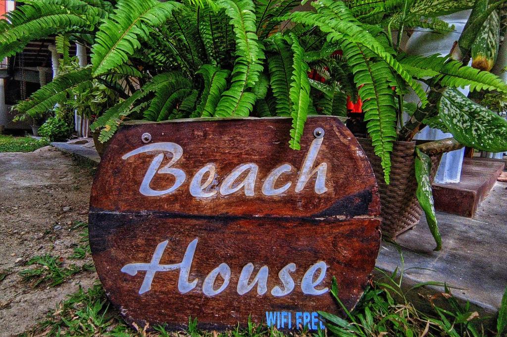 un panneau pour une maison de plage avec une plante dans l'établissement Beach House Madiha, à Matara