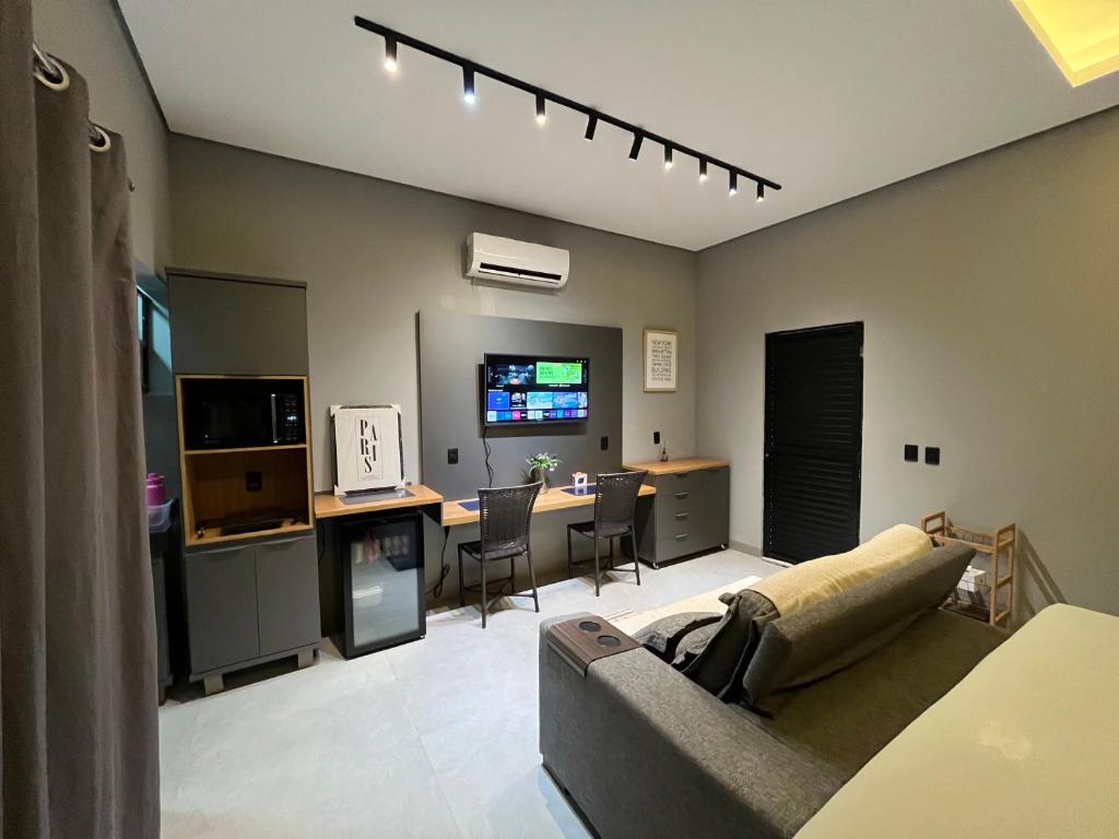 a living room with a couch and a dining room at Studio Casa21 - Moderno e aconchegante in Cáceres