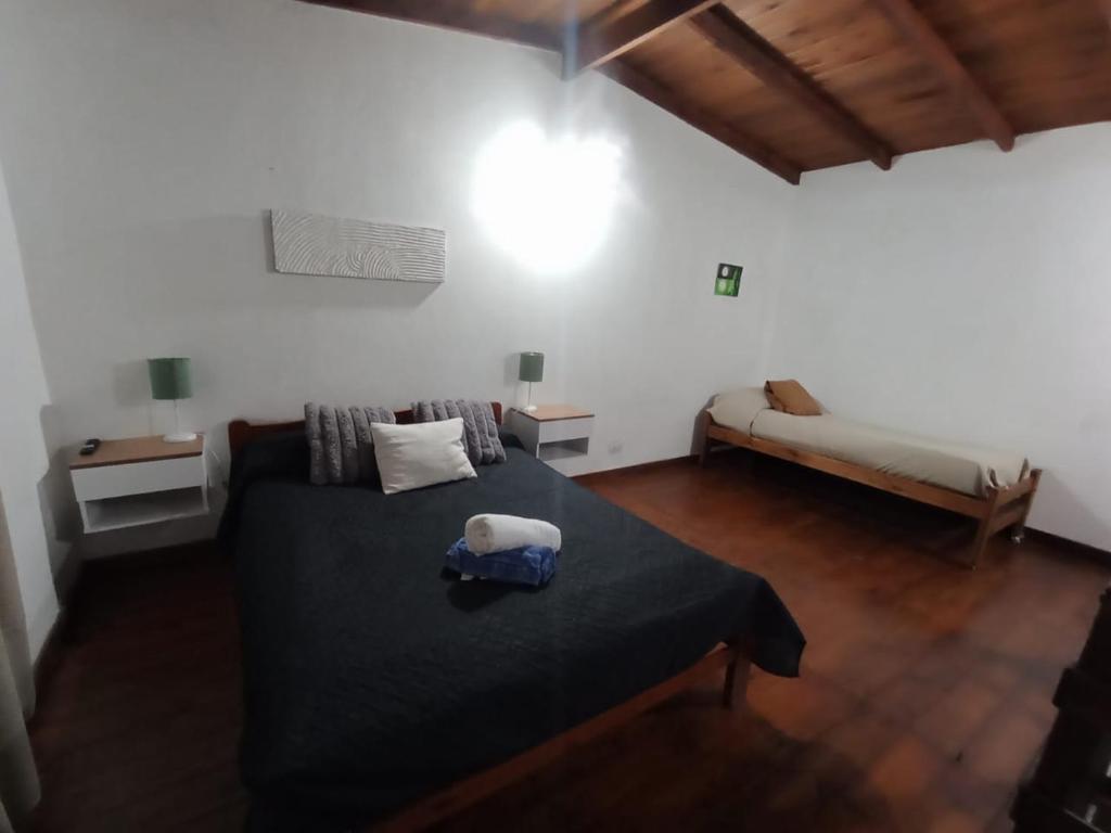a bedroom with a bed and a bench in a room at Departamento en Dolores Precio exclusivo en entrada a Parque Termal in Dolores