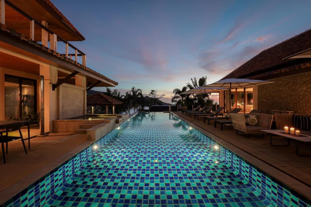 einem Pool in der Mitte einer Villa in der Unterkunft Katamanda Villa Allegra 5 bedroom Seaview villa in Kata Beach