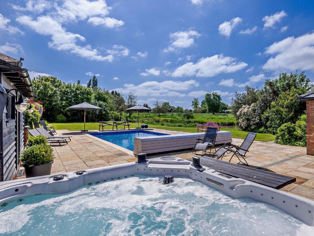 Bazén v ubytování 5 Bed in Smarden 76428 nebo v jeho okolí