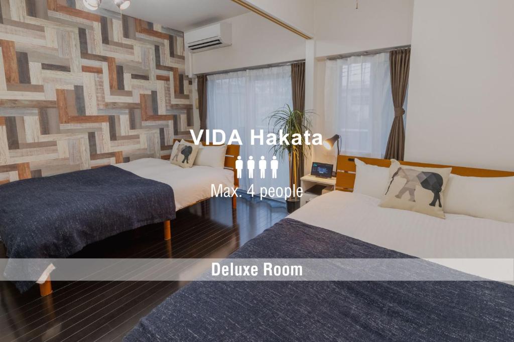 Habitación de hotel con 2 camas y pared en VIDA Hakata, en Fukuoka