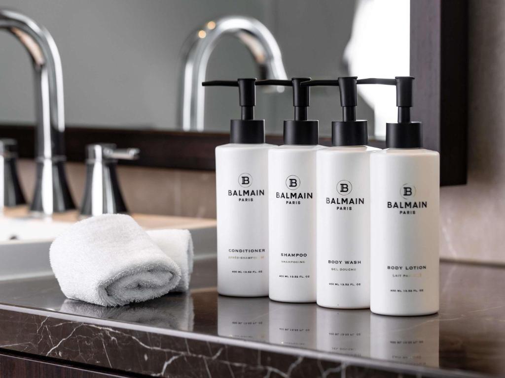 
Superior King Room with Premium Bath and Darling Harbour View
