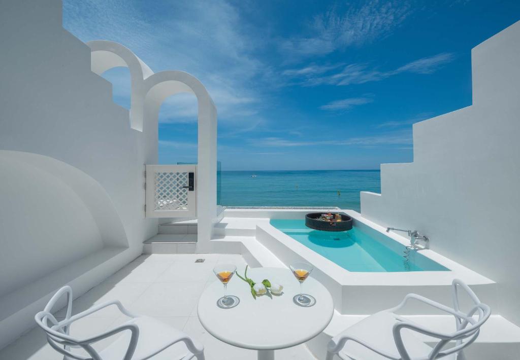 une pièce blanche avec une piscine, une table et des chaises dans l'établissement Sanya ZRS Nature Reading·Mubai Jing Seaview Homestay, à Yamamin