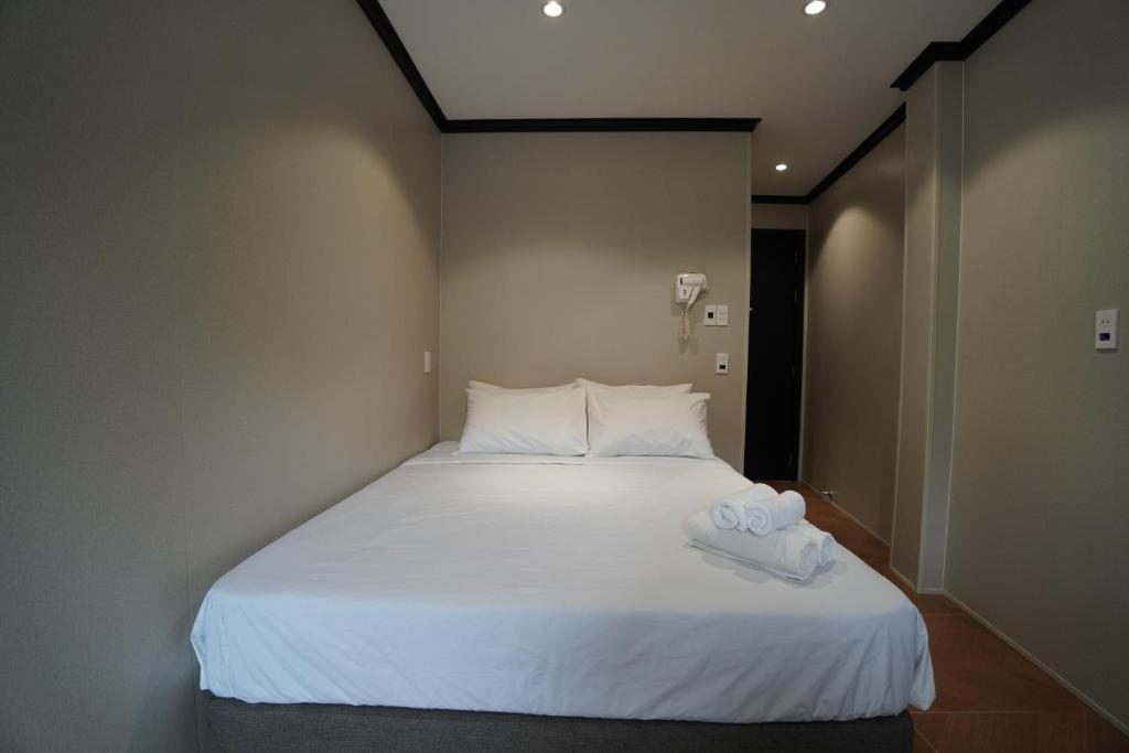 Ένα ή περισσότερα κρεβάτια σε δωμάτιο στο HY Local Budget Hotel - 5 mins walk to Hoi An Ancient Town