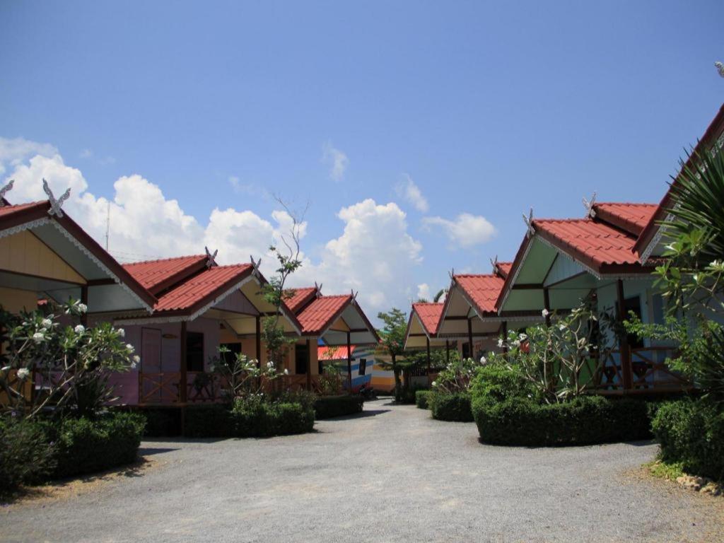a row of houses with red roofs at Na Chan Resort in Ban Khlong Khlung (1)