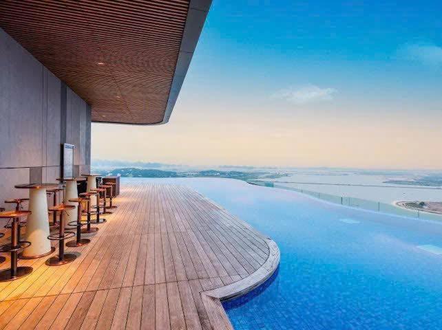 下龙湾A La Carte Hạ Long- Little Kun Homestay的建筑物顶部游泳池的景观