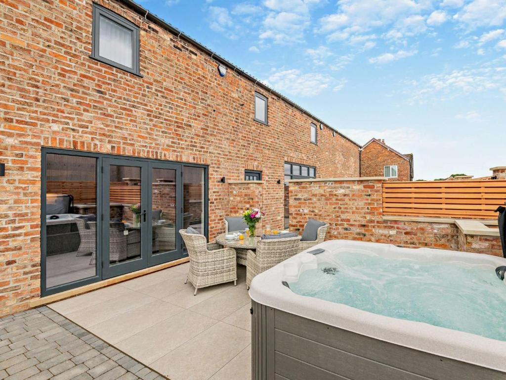 Tollertonにある3 Bed in Tollerton 93897のレンガ造りの建物裏庭のホットタブ