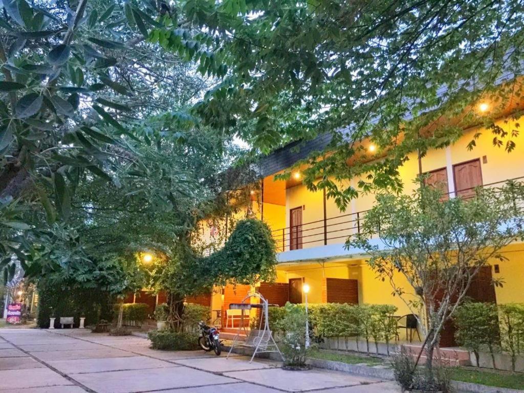 a yellow building with a motorcycle parked in front of it at Wanarom Resort in Ban Maklua Kao