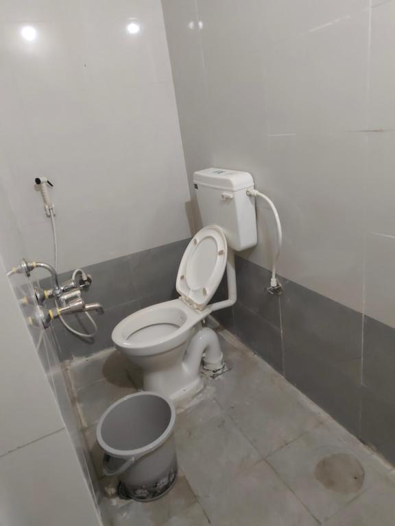 een badkamer met een toilet en een bidet bij BPk ROOmS in Tiruvannamalai