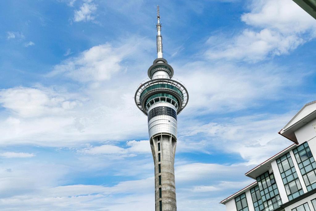Sky Tower View with Rooftop Pool! - Resim 2