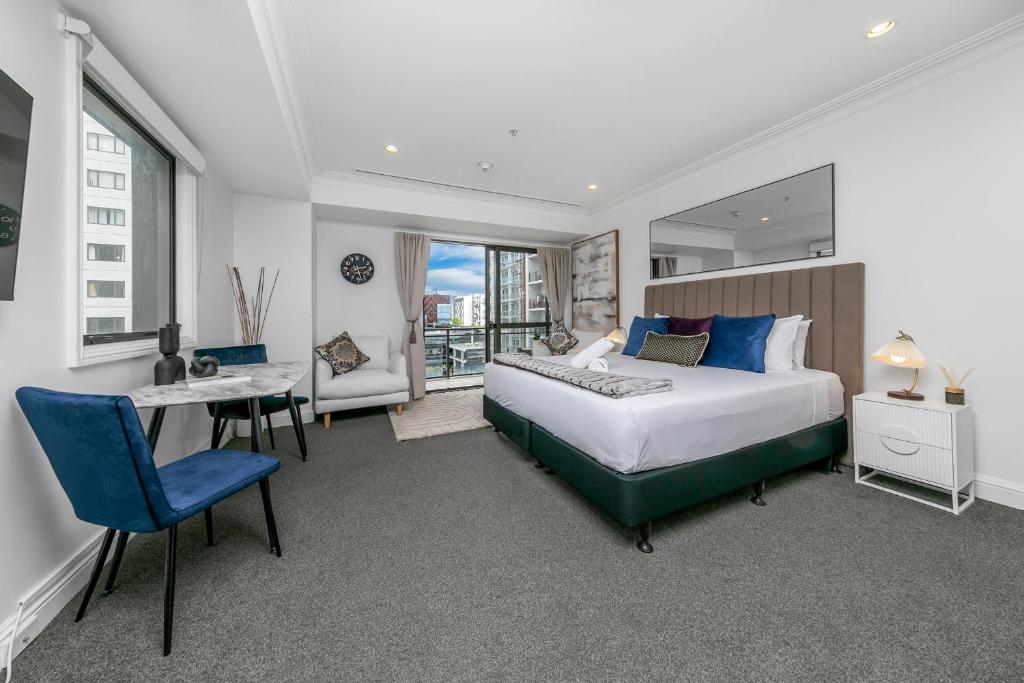 Sky Tower View with Rooftop Pool! - Resim 11