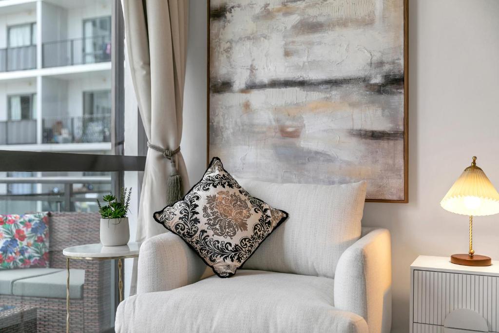 Sky Tower View with Rooftop Pool! - Resim 15