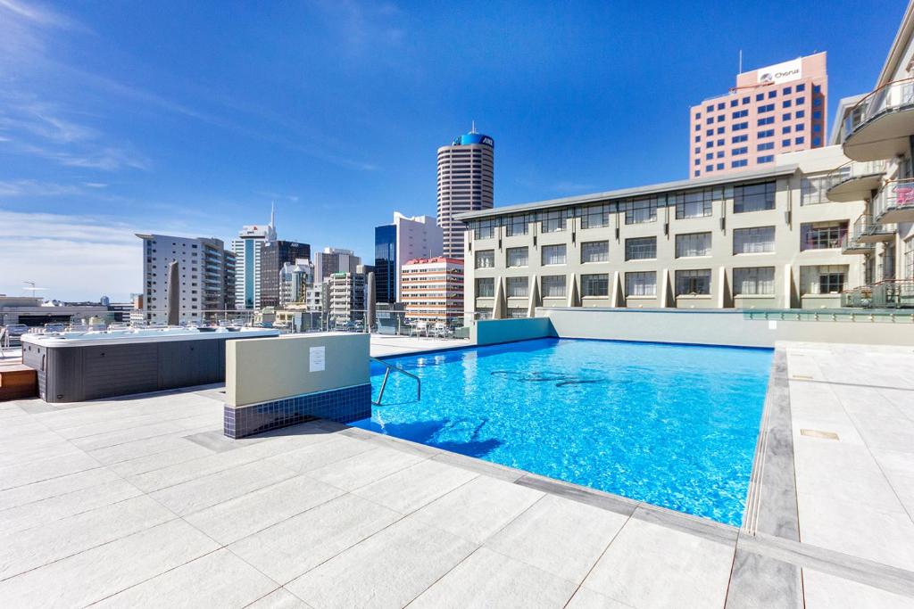 Sky Tower View with Rooftop Pool! - Resim 20
