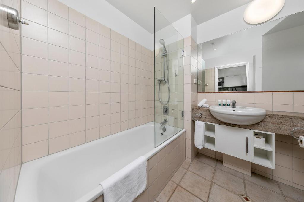 Sky Tower View with Rooftop Pool! - Resim 17