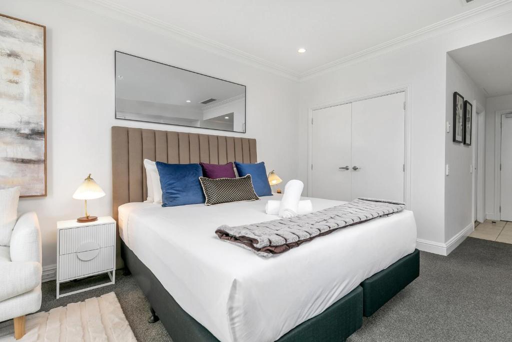 Sky Tower View with Rooftop Pool! - Resim 13