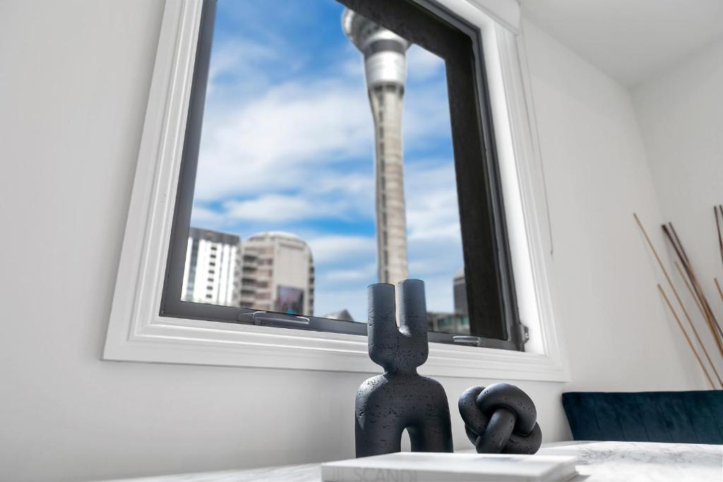 Sky Tower View with Rooftop Pool! - Resim 6