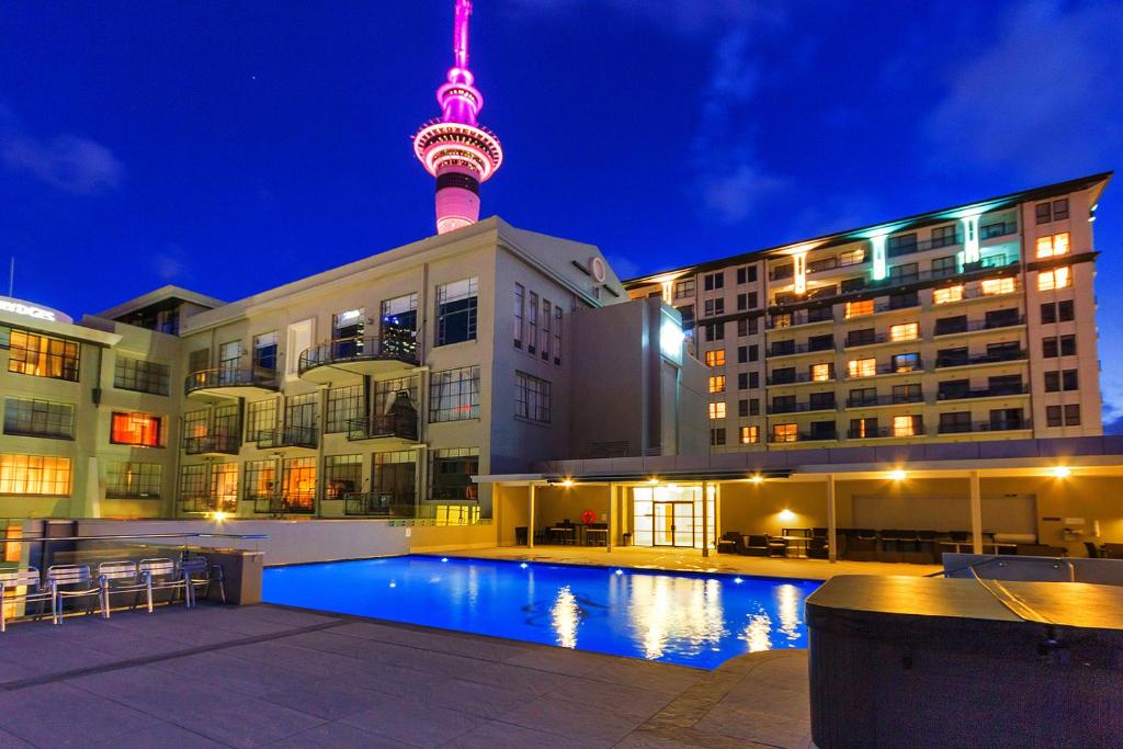 Sky Tower View with Rooftop Pool! - Resim 26