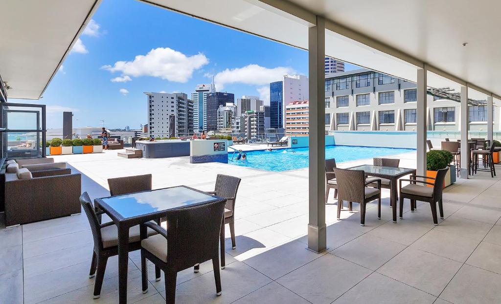 Sky Tower View with Rooftop Pool! - Resim 27