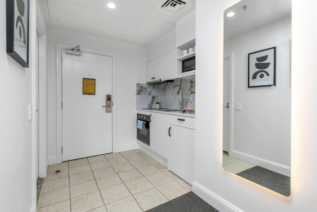 Sky Tower View with Rooftop Pool! - Resim 9