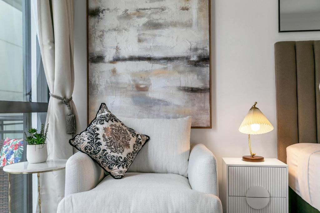 Sky Tower View with Rooftop Pool! - Resim 10