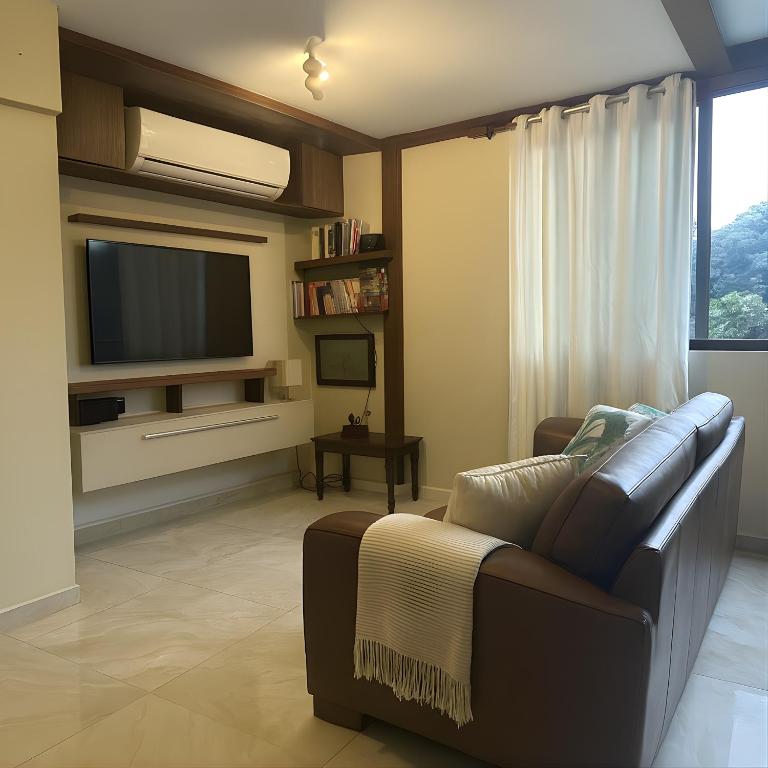 パナマシティにあるBeautiful Apartment with Balcony in the Heart of Panama Cityのソファとテレビのあるリビングルーム